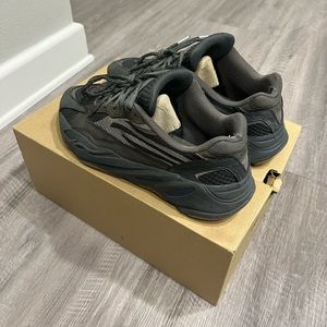 YEEZY BOOST 700 V2